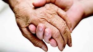 Adulto mayor leyendo un periódico